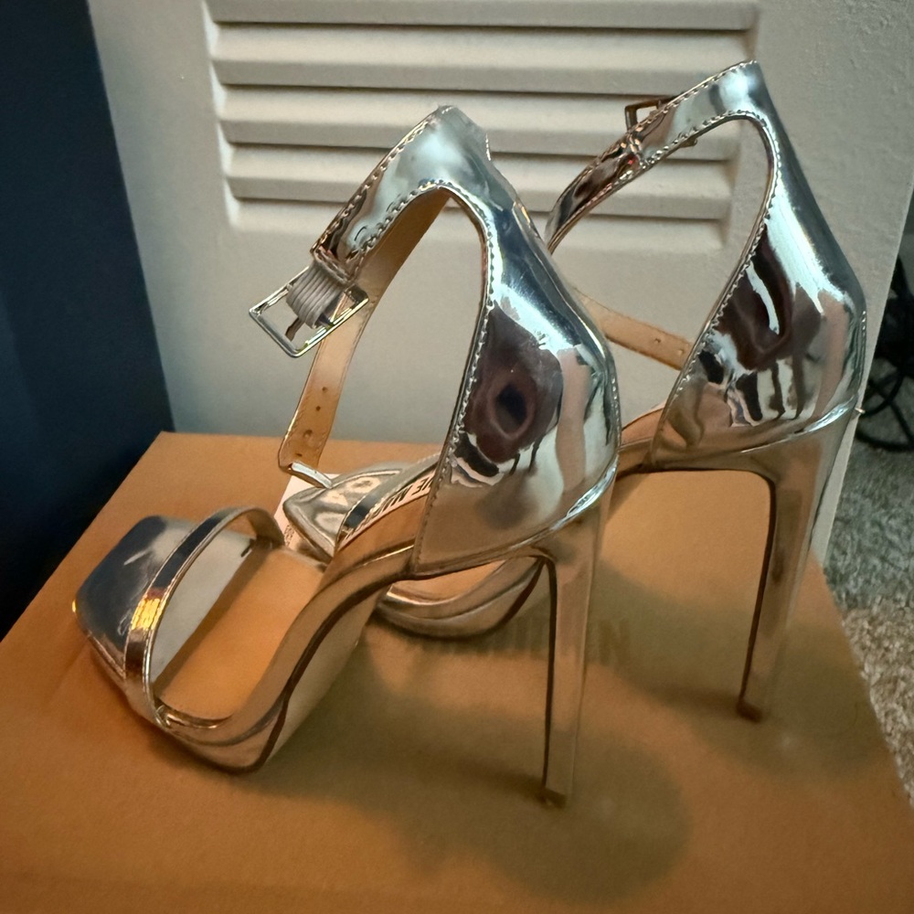 Beautiful heels in good condition. They’re just too high for me.